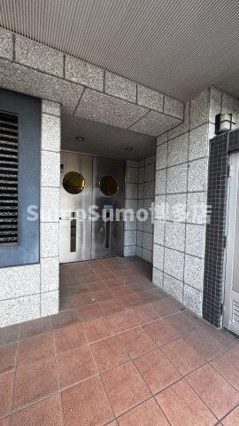 物件外観写真3　(落ち着いたエントランスです)