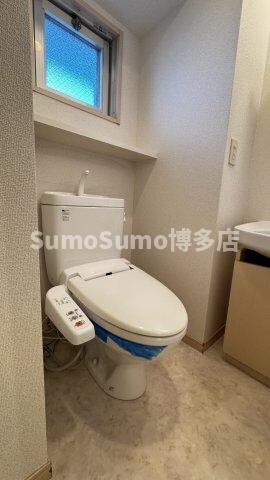 物件内観写真10　(落ち着いた色調のトイレです)
