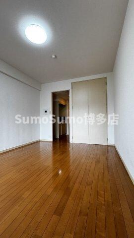 物件内観写真17　(落ち着いた色調の寝室です)