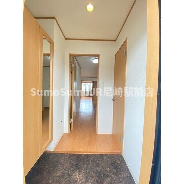 物件内観写真6　(収納もある玄関です)