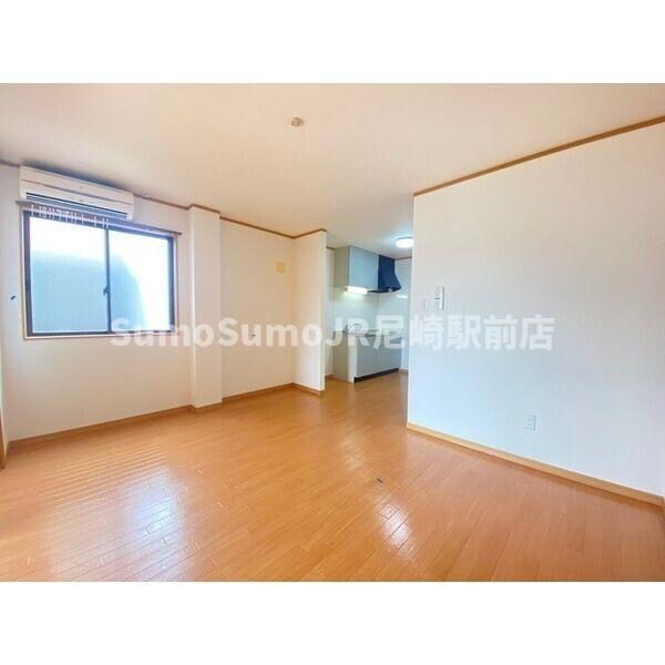 物件内観写真7　(こちらのリビングで趣味の時間をお楽しみください)