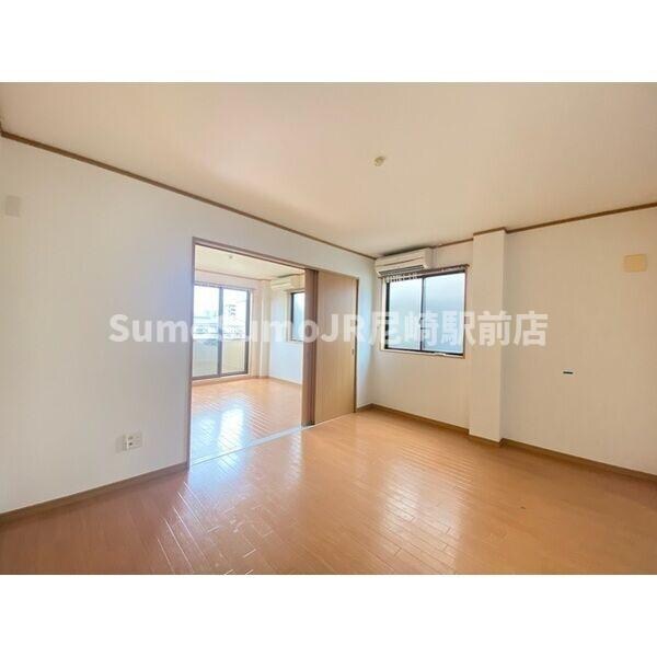 物件内観写真10　(ゆったりとした居間です)