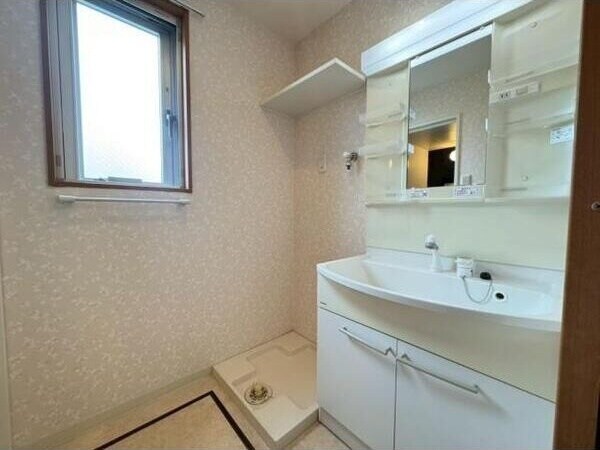 物件内観写真7　(朝の支度にも助かる、独立の洗髪洗面化粧台)