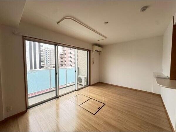 物件内観写真9　(こちらの居間で趣味の時間をお楽しみください)