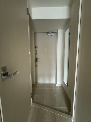 物件内観写真4　(収納もある玄関です)