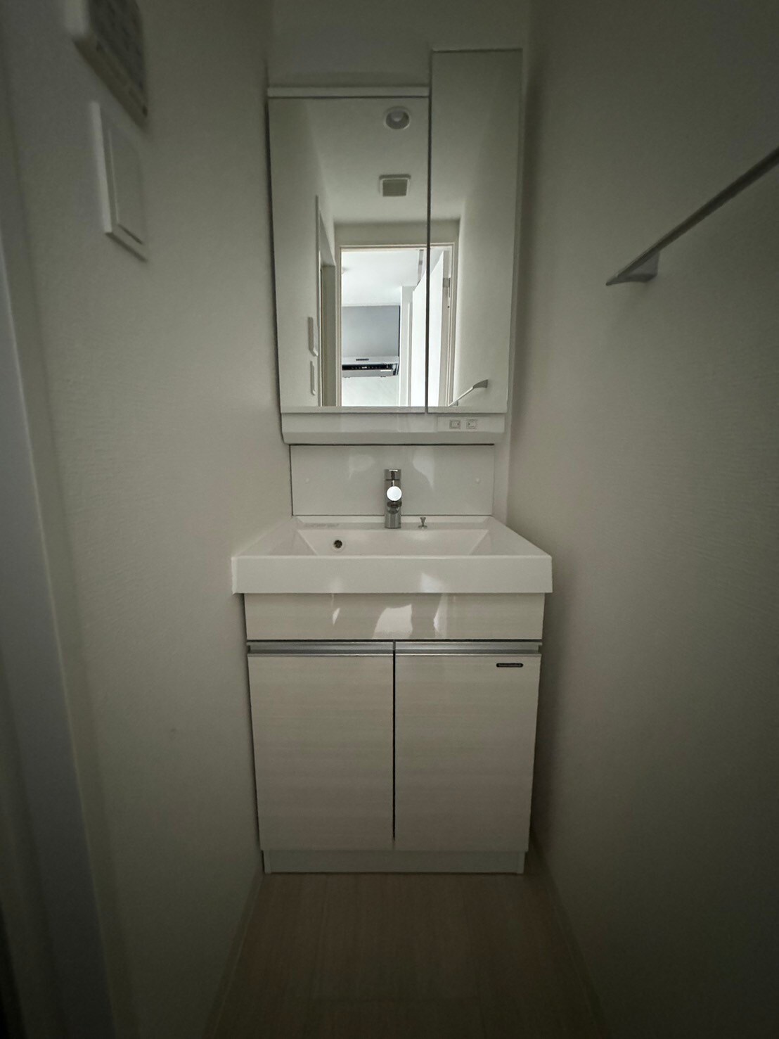 物件内観写真11　(ゆったりとスペースのある洗面所)