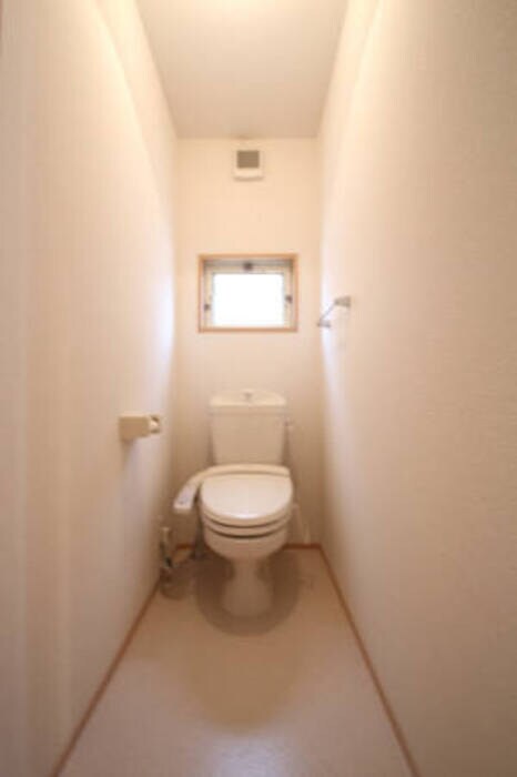 物件内観写真4　(ゆったりとした空間のトイレです)