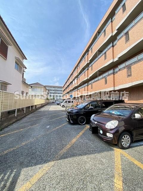 物件外観写真2　(駐車場に車を止められます)