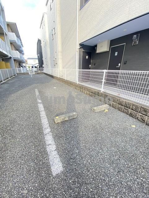 物件外観写真3　(駐車場があるので、車を買う予定の方も安心です)