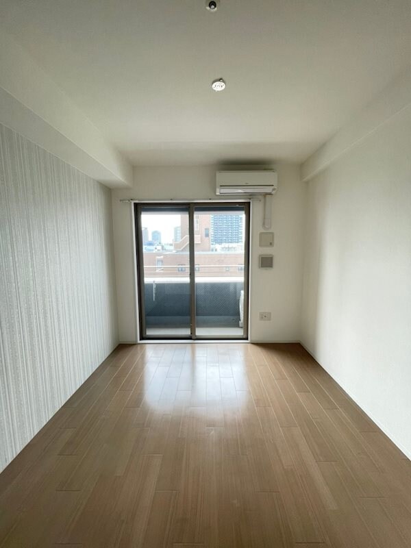 物件内観写真7　(落ち着いた色調の寝室です)