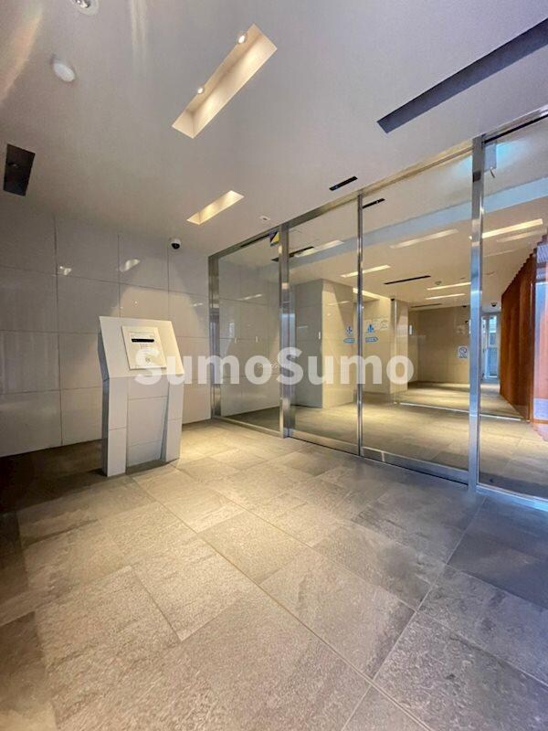 物件外観写真2　(ゆとりのあるエントランスです)