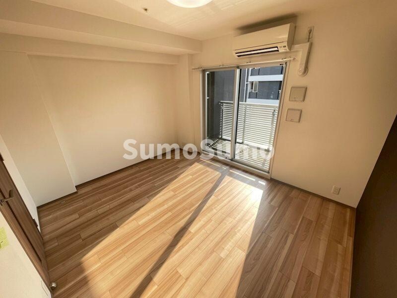 物件内観写真8　(広くて明るい寝室)