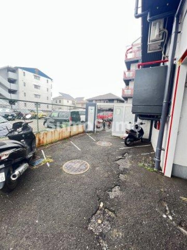 駐車場(車をお持ちの方に嬉しい駐車場付きの物件です)