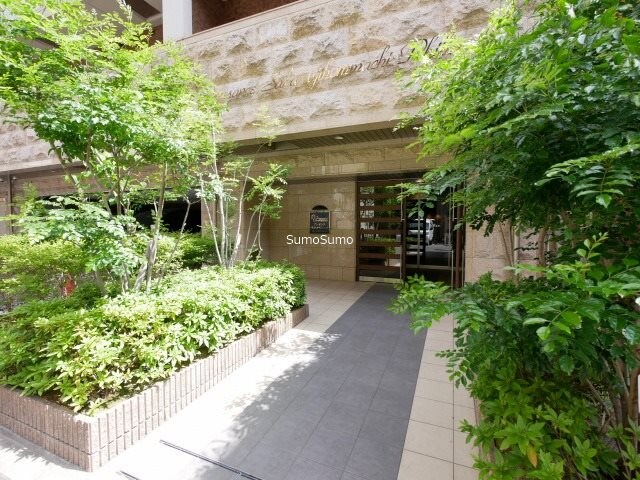 物件外観写真2　(清潔なエントランスです)