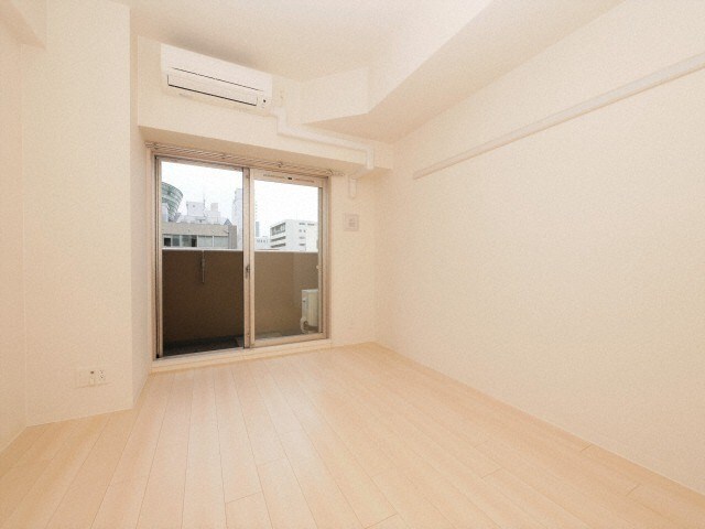 物件内観写真7　(落ち着いた色調の寝室です)