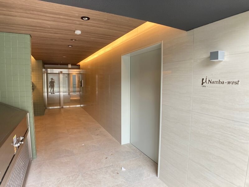 物件外観写真2　(ゆとりのあるエントランスです)