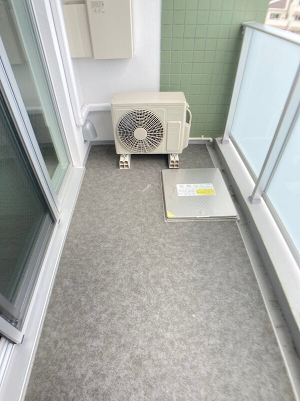 物件内観写真9　(開放的で明るい空間を演出してくれるバルコニーです)