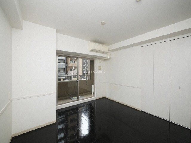 物件内観写真7　(落ち着いた色調の寝室です)