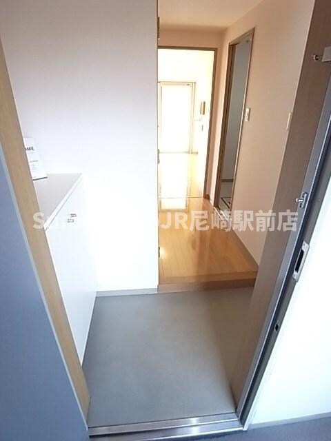 物件内観写真7　(明るい玄関です)