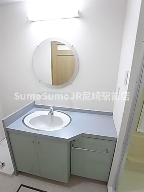 物件内観写真14　(独立洗面台、小物を置くことができて便利です)