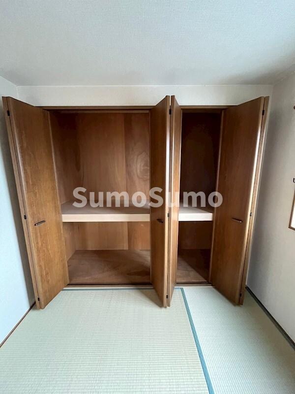 物件内観写真17　(たっぷりとした収納スペースです)