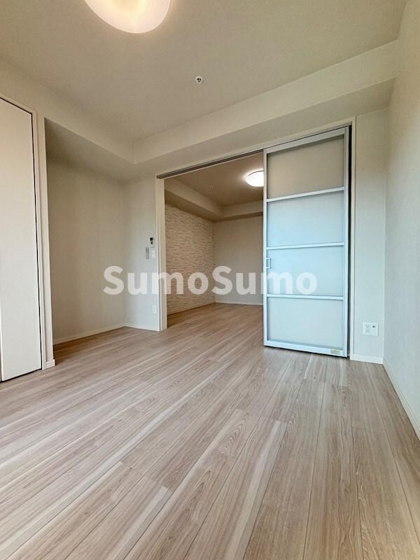 物件内観写真8　(落ち着いた色調の寝室です)