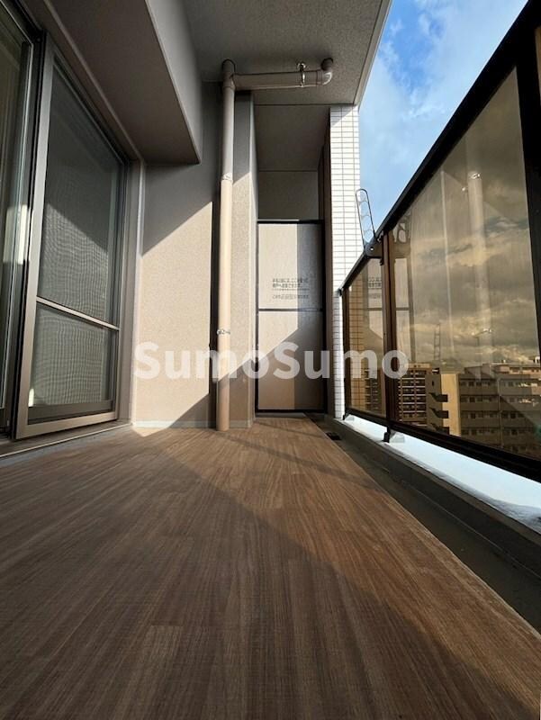 物件内観写真15　(開放的で明るい空間を演出してくれるバルコニーです)