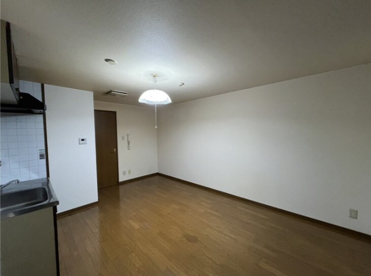 物件内観写真3　(こちらのリビングで趣味の時間をお楽しみください)