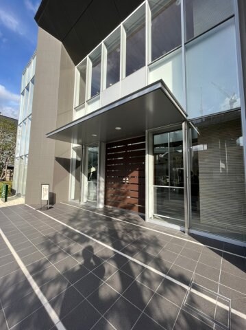 物件外観写真2　(落ち着いたエントランスです)