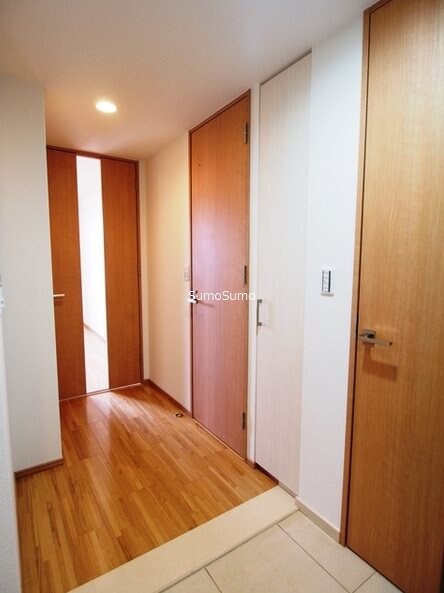 物件内観写真4　(ゆったりとした玄関です)