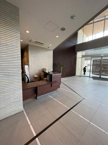 物件外観写真3　(清潔なロビーです)
