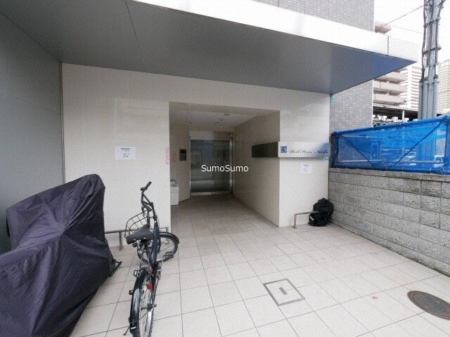 物件外観写真2　(清潔なエントランスです)