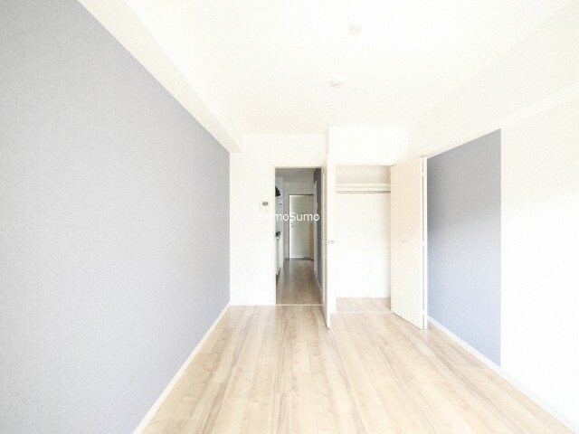 物件内観写真7　(開放的な寝室です)