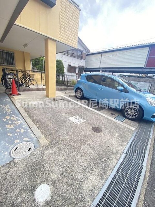 駐車場(車をお持ちの方に嬉しい駐車場付きの物件です)
