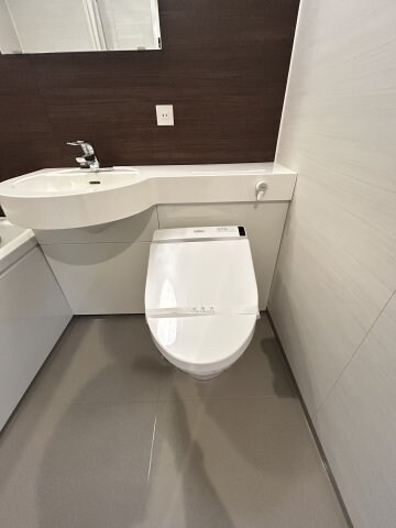 物件内観写真9　(ゆったりとした空間のトイレです)