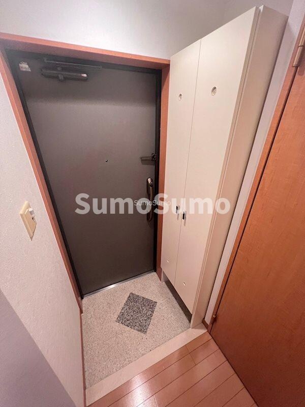 物件内観写真5　(明るい玄関です)