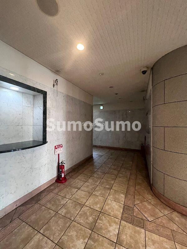 物件外観写真3　(清潔なエントランスです)