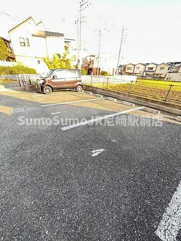 物件外観写真2　(車をお持ちの方に嬉しい駐車場付きの物件です)