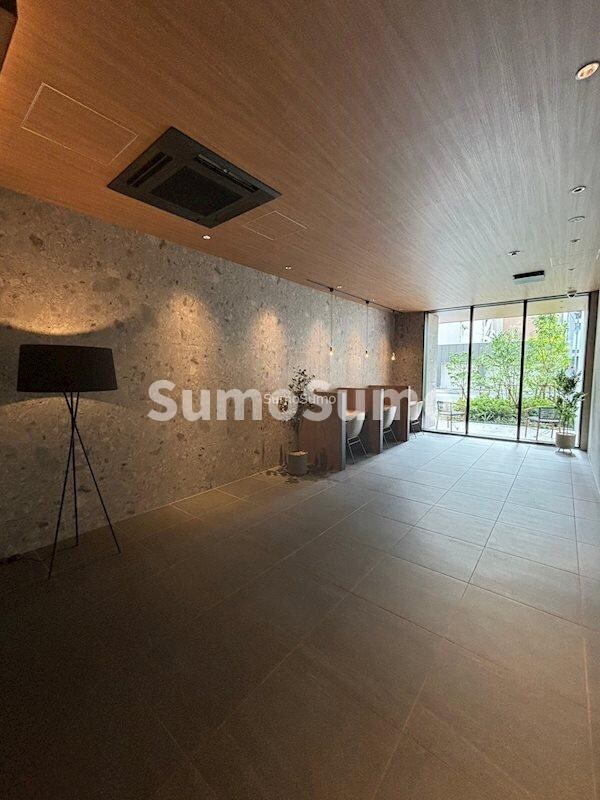 物件外観写真3　(ゆとりのあるロビーです)