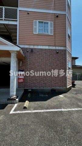物件外観写真2　(車をお持ちの方に嬉しい駐車場付きの物件です)