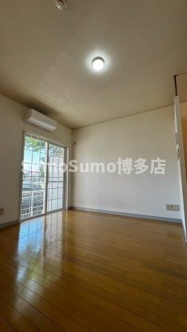 物件内観写真5　(おしゃれな居間です)