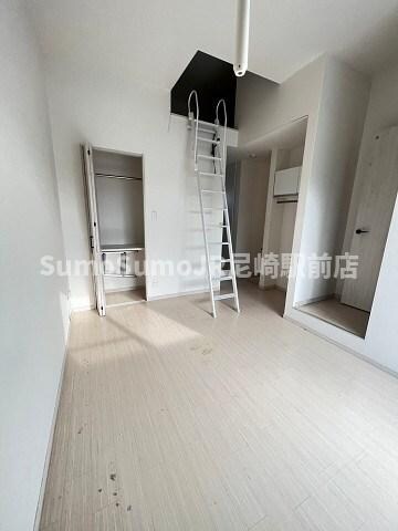 物件内観写真5　(おしゃれな居間です)