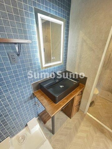 物件内観写真8　(明るい洗面所です)