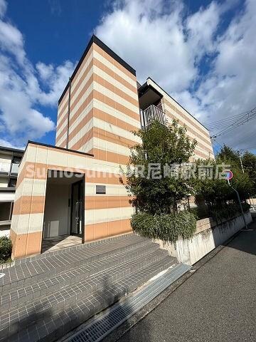 物件外観写真1　(落ち着いた雰囲気の外観です)