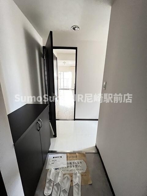 物件内観写真3　(明るい玄関です)