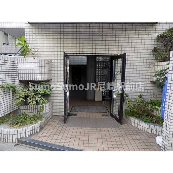 物件外観写真5　(清潔なエントランスです)