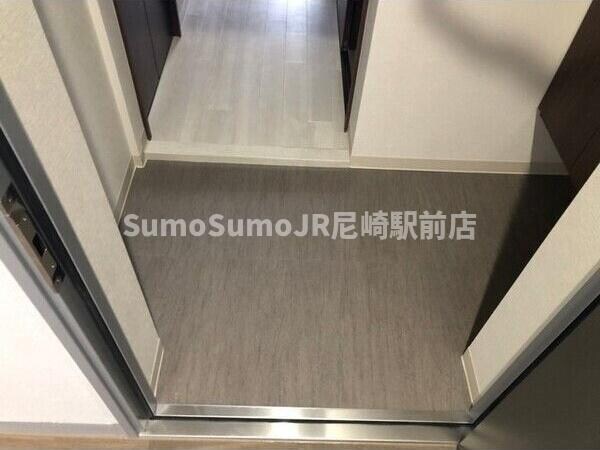 物件内観写真5　(ゆったりとした玄関です)