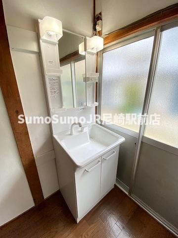 物件内観写真9　(朝の支度にも助かる、独立の洗髪洗面化粧台)