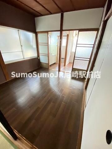 物件内観写真16　(こちらの居間で趣味の時間をお楽しみください)