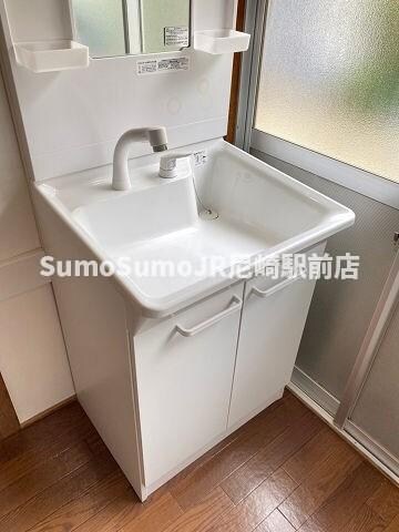 物件内観写真18　(独立洗面台、小物を置くことができて便利です)